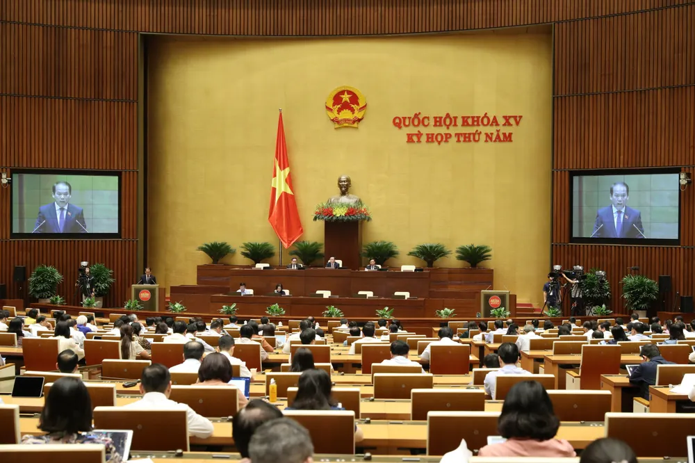 Quốc hội nghe tờ trình và báo cáo thẩm tra dự thảo nghị quyết. Ảnh: QUANG PHÚC Quốc hội nghe tờ trình và báo cáo thẩm tra dự thảo nghị quyết. Ảnh: QUANG PHÚC