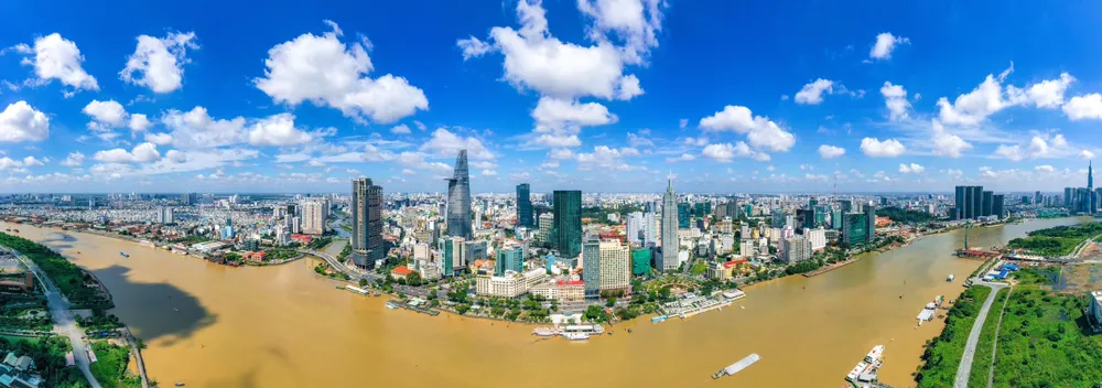 Với một đô thị lớn như TPHCM, văn hóa phản chiếu từ dòng sông Sài Gòn thơ mộng uốn quanh, những dòng kênh trên bến dưới thuyền hay những con phố hiện đại là một phần của nếp sống, du lịch và hồn cốt đô thị. Ảnh: HOÀNG HÙNG