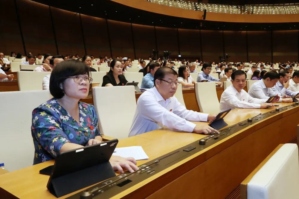 Đại biểu Quốc hội bấm nút biểu quyết thông qua Nghị quyết phê chuẩn quyết toán ngân sách nhà nước năm 2021. Ảnh: QUANG PHÚC