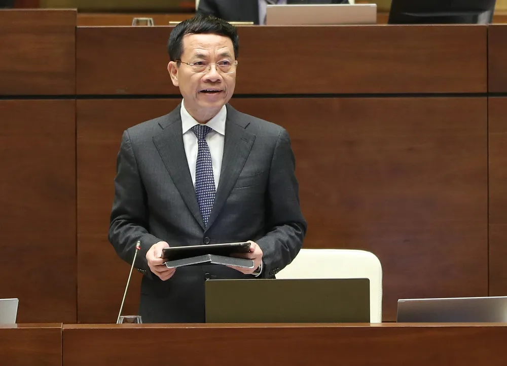 Bộ trưởng Bộ TT-TT Nguyễn Mạnh Hùng giải trình trước Quốc hội. Ảnh: QUANG PHÚC