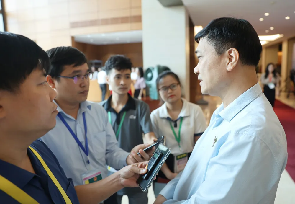 Phóng viên Báo SGGP trao đổi với Ủy viên Trung ương Đảng, Ủy viên Ủy ban Thường vụ Quốc hội, Chủ nhiệm Ủy ban Kinh tế của Quốc hội Vũ Hồng Thanh. Ảnh: QUANG PHÚC