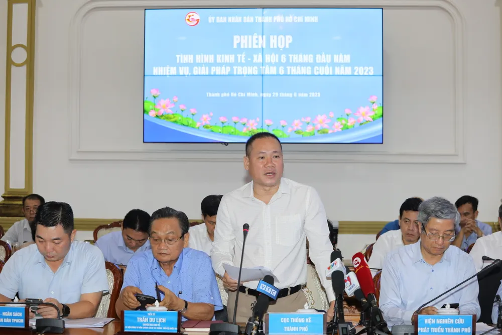 Đại diện các sở ban ngành phát biểu. Ảnh: DŨNG PHƯƠNG