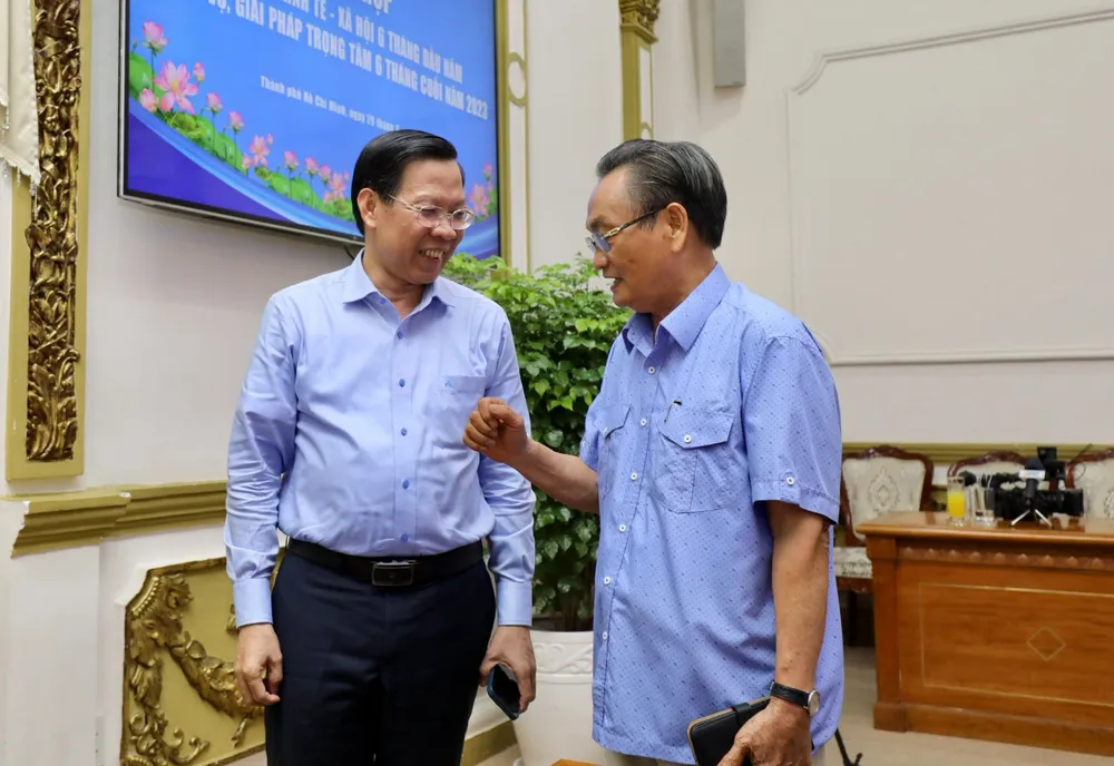 Chủ tịch UBND TPHCM Phan Văn Mãi trao đổi với TS Trần Du Lịch. Ảnh: DŨNG PHƯƠNG