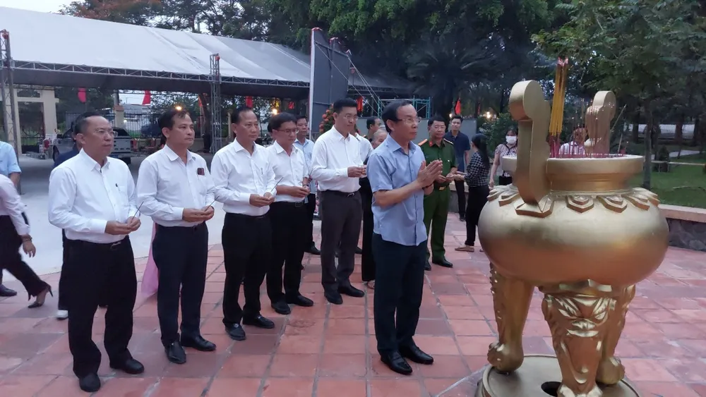 Bí thư Thành ủy TPHCM thắp hương tưởng niệm 32 liệt sĩ dân công hỏa tuyến Vĩnh Lộc - Mậu Thân 1968