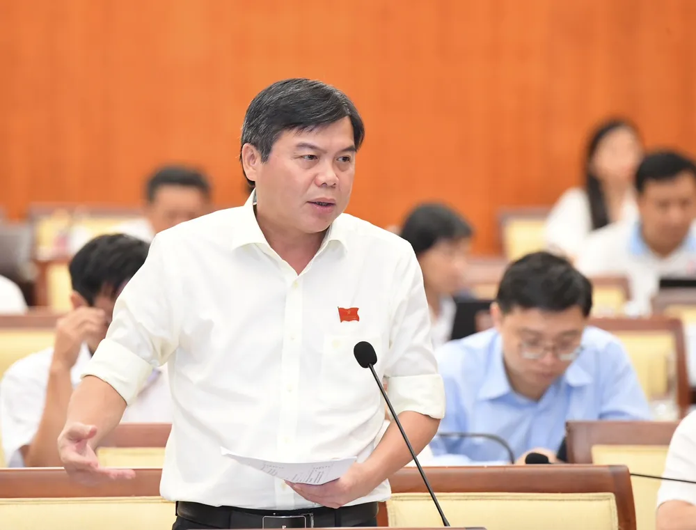 ĐB Tăng Hữu Phong nêu nhiều ý kiến trong buổi thảo luận tại tổ của HĐND TPHCM. Ảnh: VIỆT DŨNG