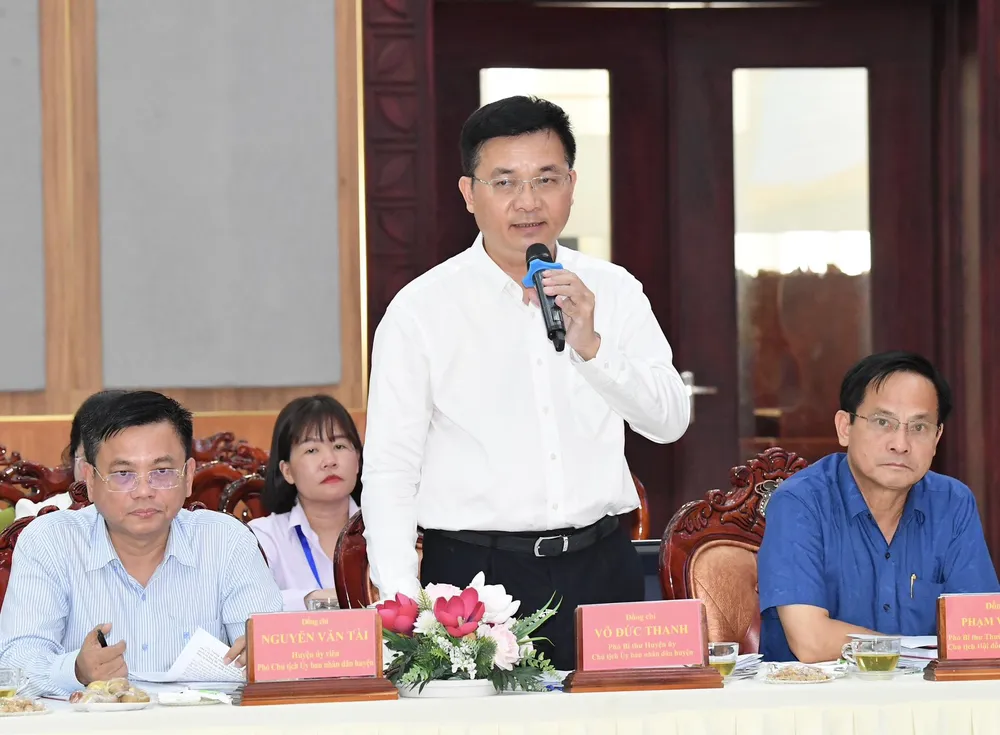 Chủ tịch UBND huyện Bình Chánh Võ Đức Thanh trao đổi tại buổi làm việc. Ảnh: VIỆT DŨNG