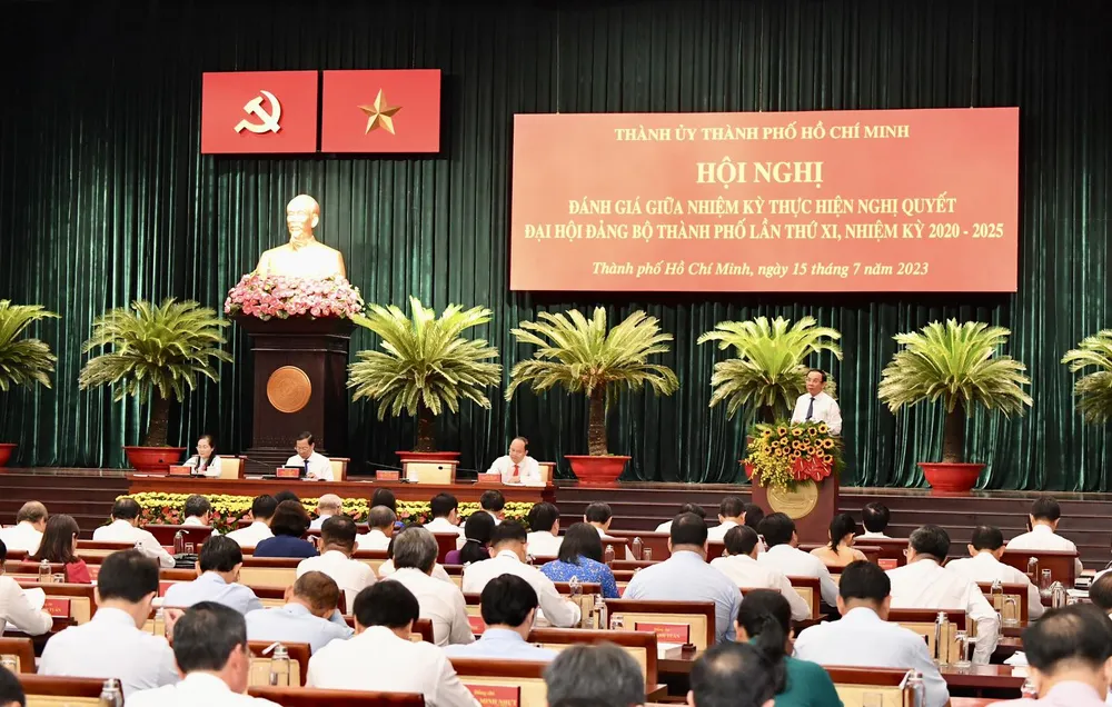 Bí thư Thành ủy TPHCM phát biểu kết luận hội nghị. Ảnh: VIỆT DŨNG