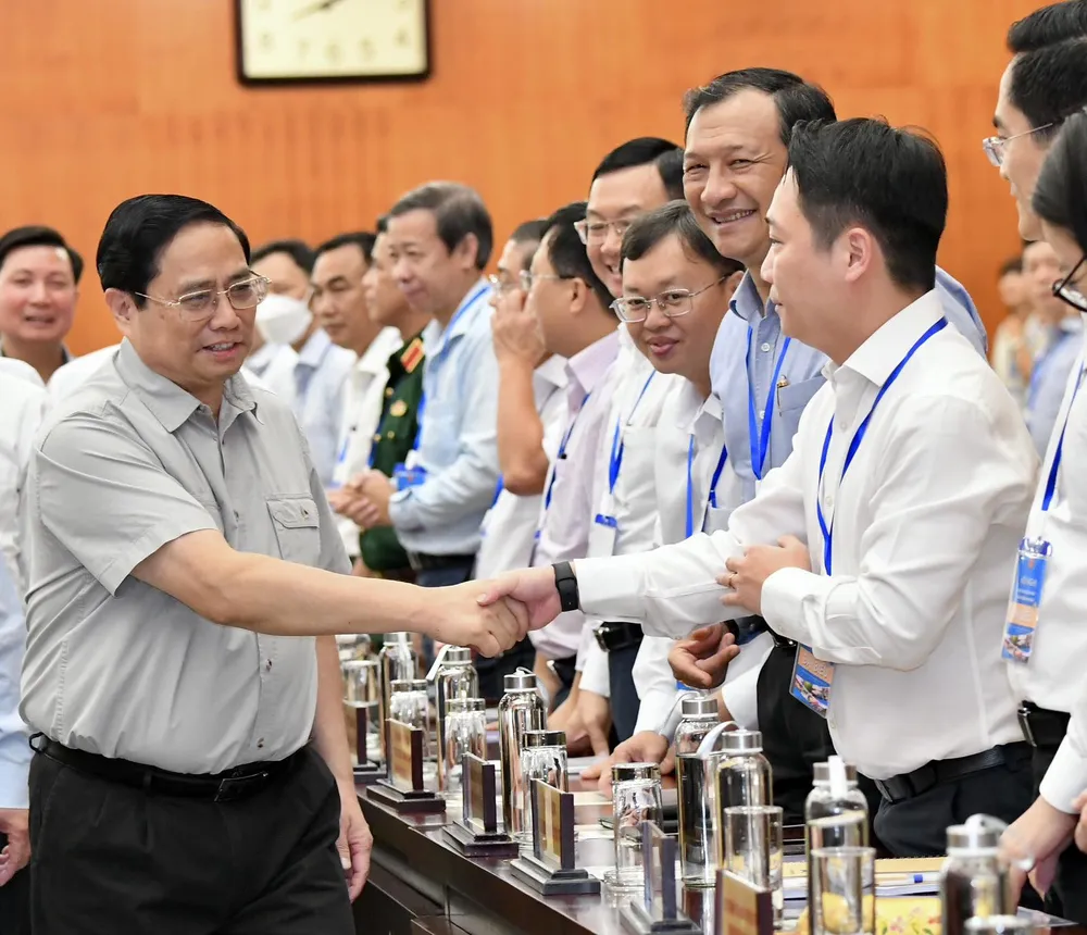 Thủ tướng Phạm Minh Chính trao đổi với các đại biểu trước giờ hội nghị diễn ra. Ảnh: VIỆT DŨNG