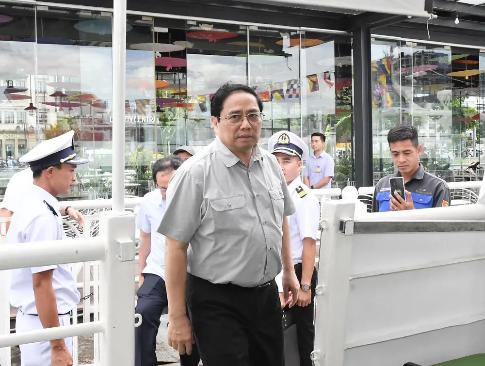 Thủ tướng Phạm Minh Chính di chuyển lên tàu cao tốc đi khảo sát thực địa. Ảnh: VIỆT DŨNG