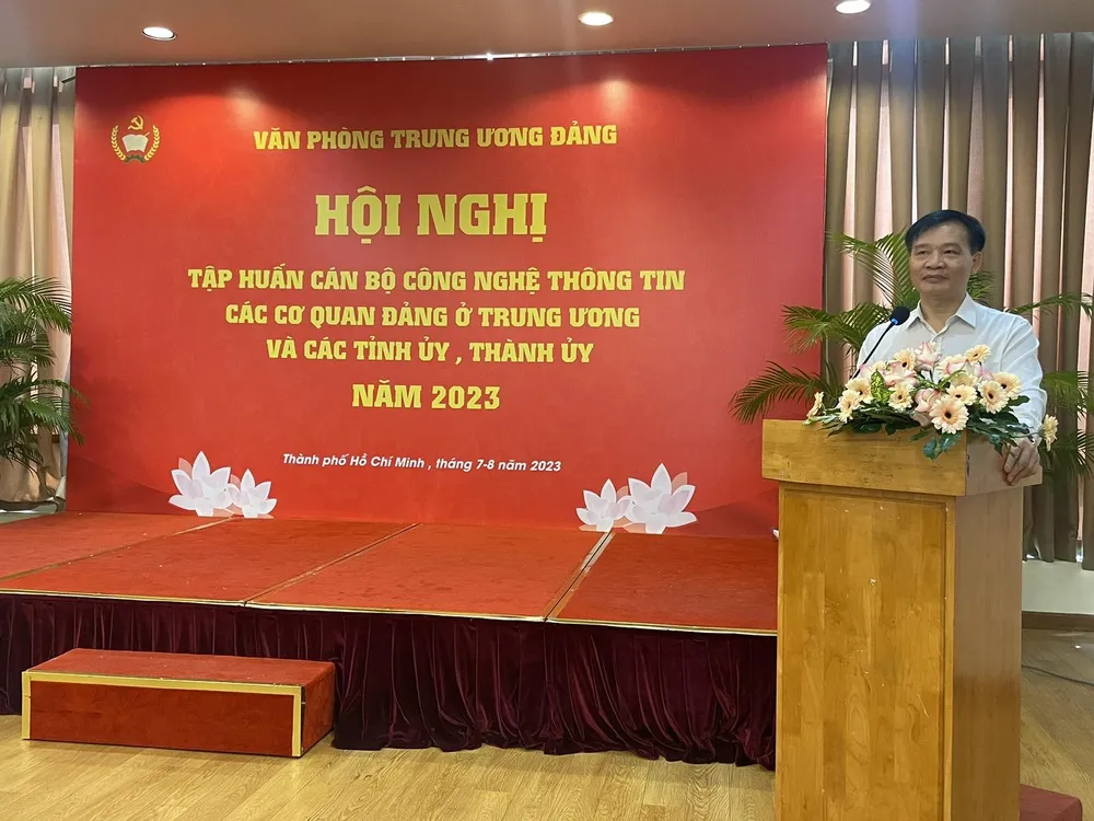 Đồng chí Bùi Văn Thạch, Phó Chánh Văn phòng Trung ương Đảng phát biểu khai mạc hội nghị