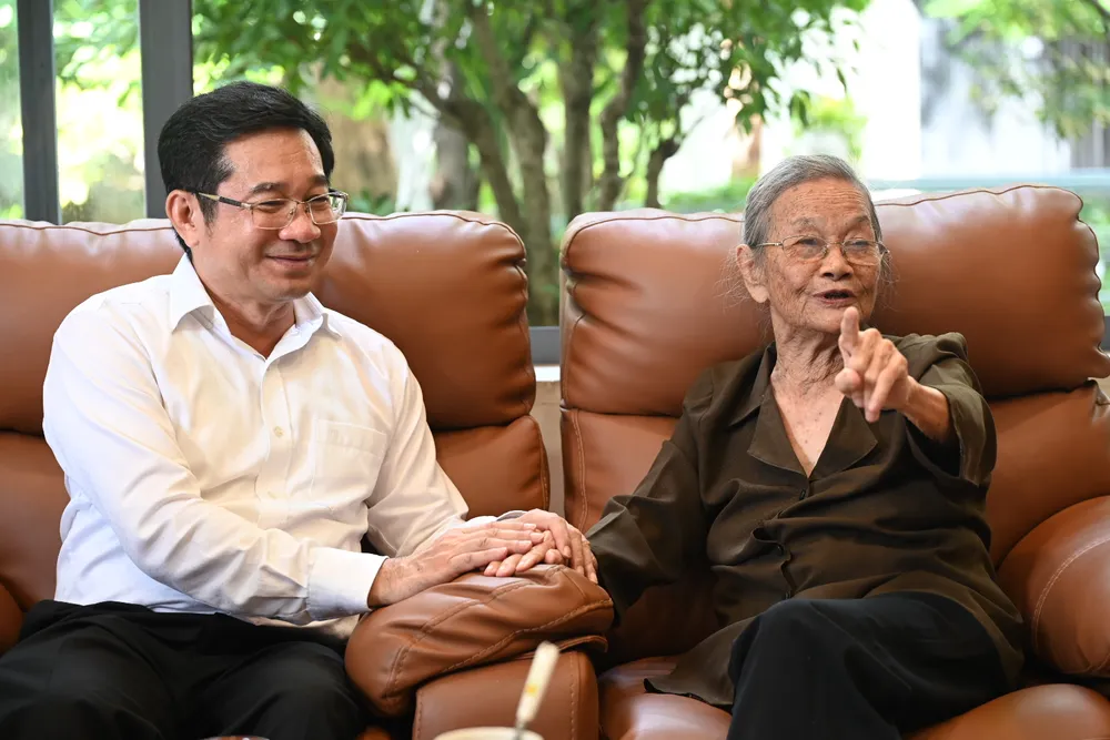 Đồng chí Dương Ngọc Hải thăm Phó Trưởng Ban Tổ chức Thành ủy TPHCM Trần Thị Tốt (thương binh 4/4). Ảnh: VĂN MINH