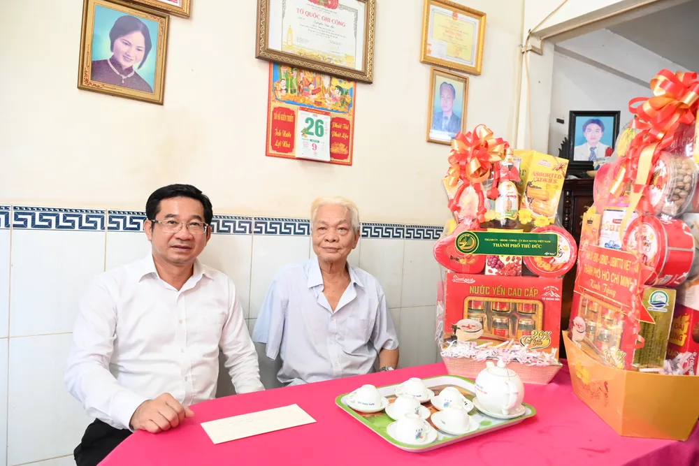 Đồng chí Dương Ngọc Hải thăm thương binh Nguyễn Văn Đực. Ảnh: VĂN MINH