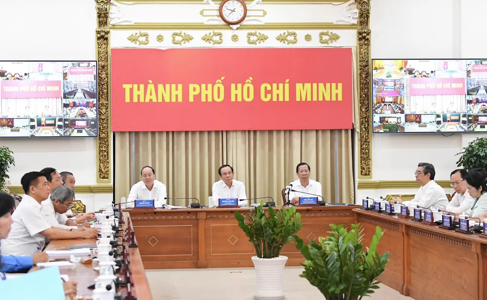 Bí thư Thành ủy TPHCM Nguyễn Văn Nên cùng các đồng chí lãnh đạo TPHCM dự hội nghị trực tuyến tại điểm cầu TPHCM. Ảnh: VIỆT DŨNG