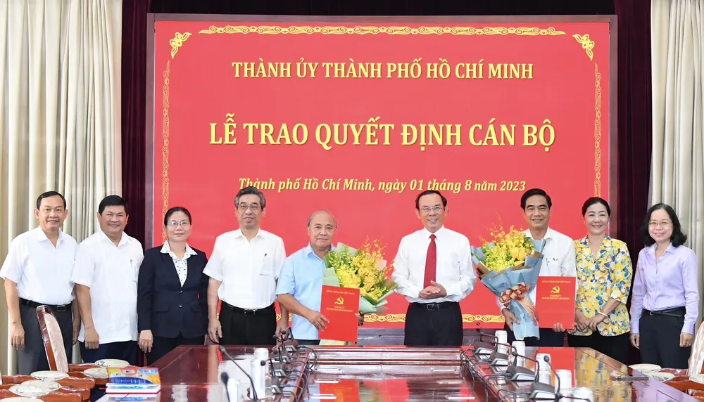 Bí thư Thành ủy TPHCM Nguyễn Văn Nên trao quyết định về hưu cho hai đồng chí Võ Văn Tân và Ngô Văn Luận. Ảnh: VIỆT DŨNG