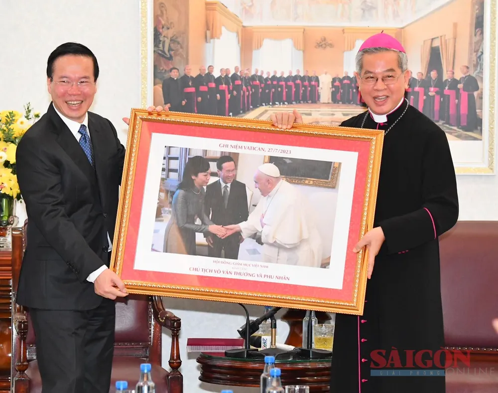 Đức Tổng Giám mục Giuse Nguyễn Năng tặng Chủ tịch nước bức ảnh Giáo hoàng Francis tiếp Chủ tịch nước và Phu nhân tại Tòa thánh Vatican. Ảnh: VIỆT DŨNG
