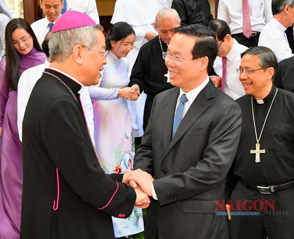 Đức Tổng Giám mục Giuse Nguyễn Năng tiếp đón Chủ tịch nước Võ Văn Thưởng đến thăm. Ảnh: VIỆT DŨNG