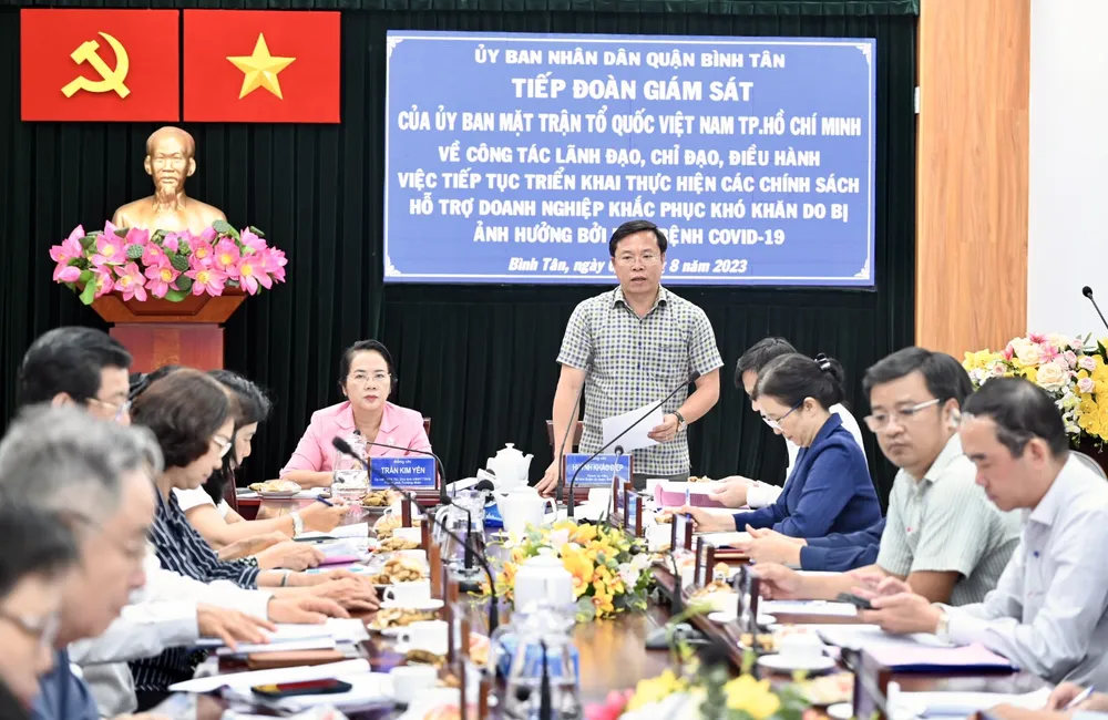 Bí thư Quận ủy quận Bình Tân Huỳnh Khắc Điệp phát biểu tại buổi làm việc. Ảnh: VĂN MINH