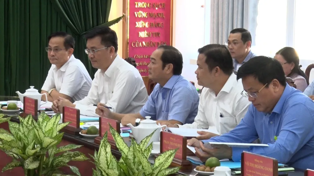 Lãnh đạo huyện Bình Chánh dự buổi kiểm tra. Ảnh: THANH BÌNH