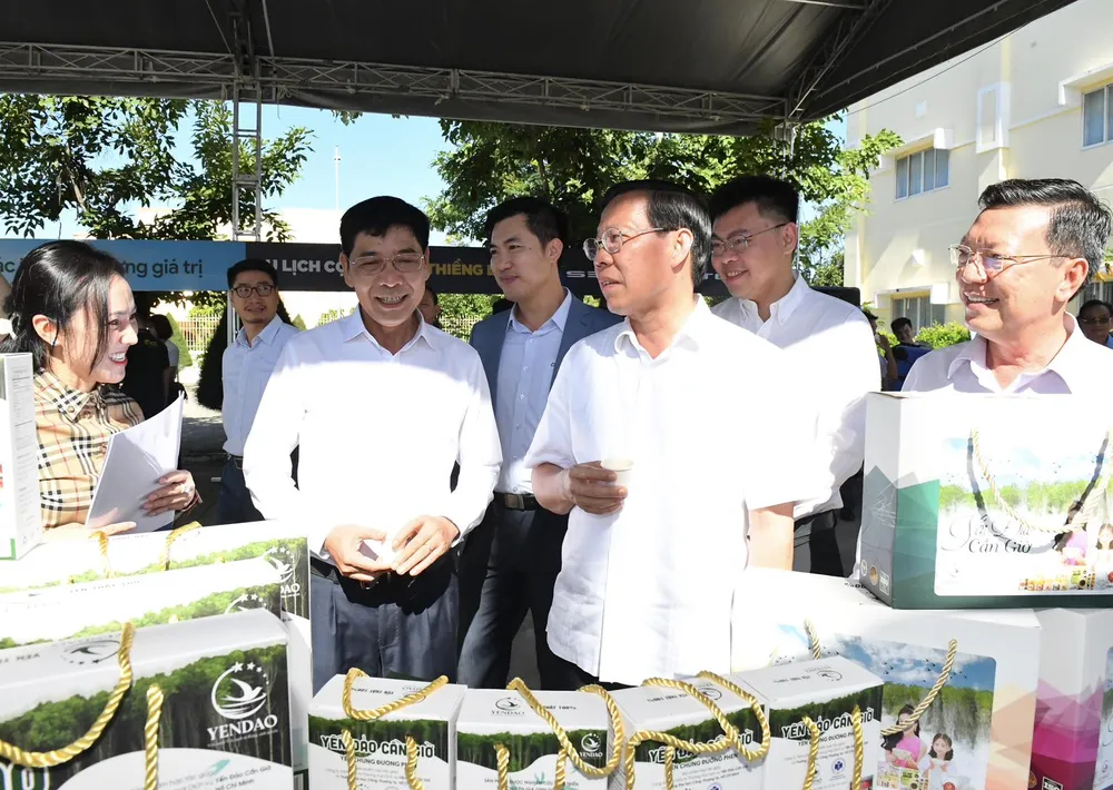 Chủ tịch UBND TPHCM Phan Văn Mãi đến dự và tham quan các gian hàng trưng bày tại hội thảo. Ảnh: VIỆT DŨNG