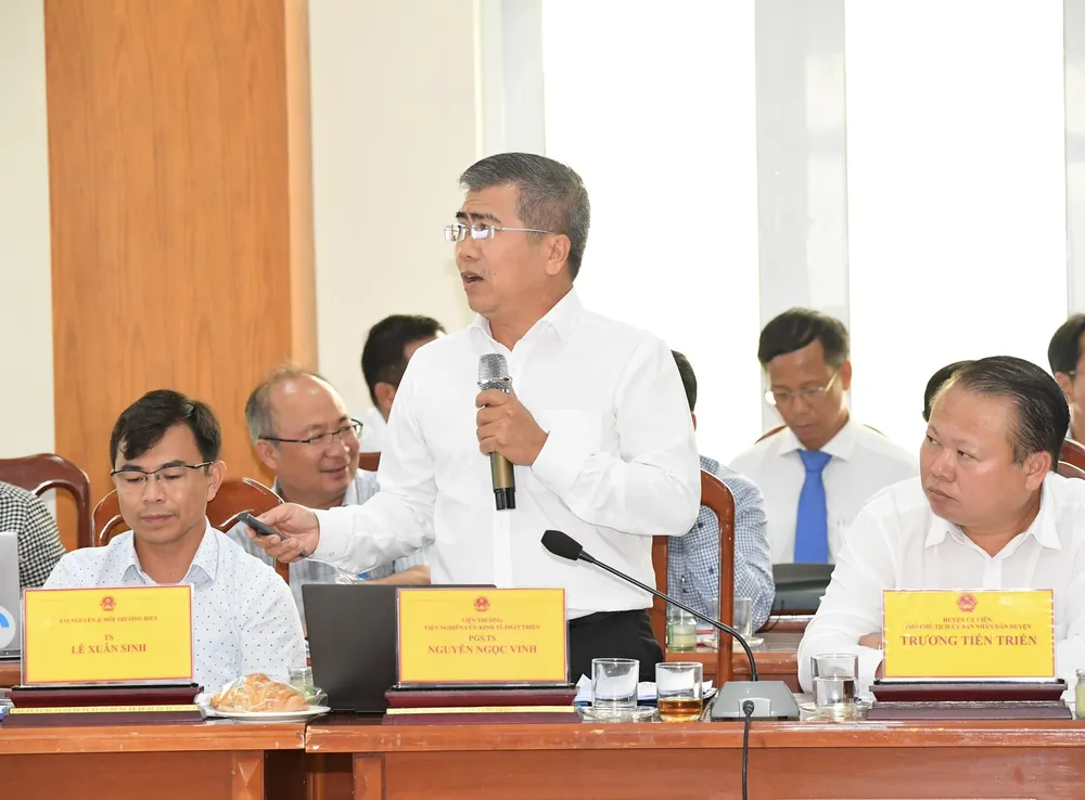 PGS-TS Nguyễn Ngọc Vinh góp ý. Ảnh: VIỆT DŨNG