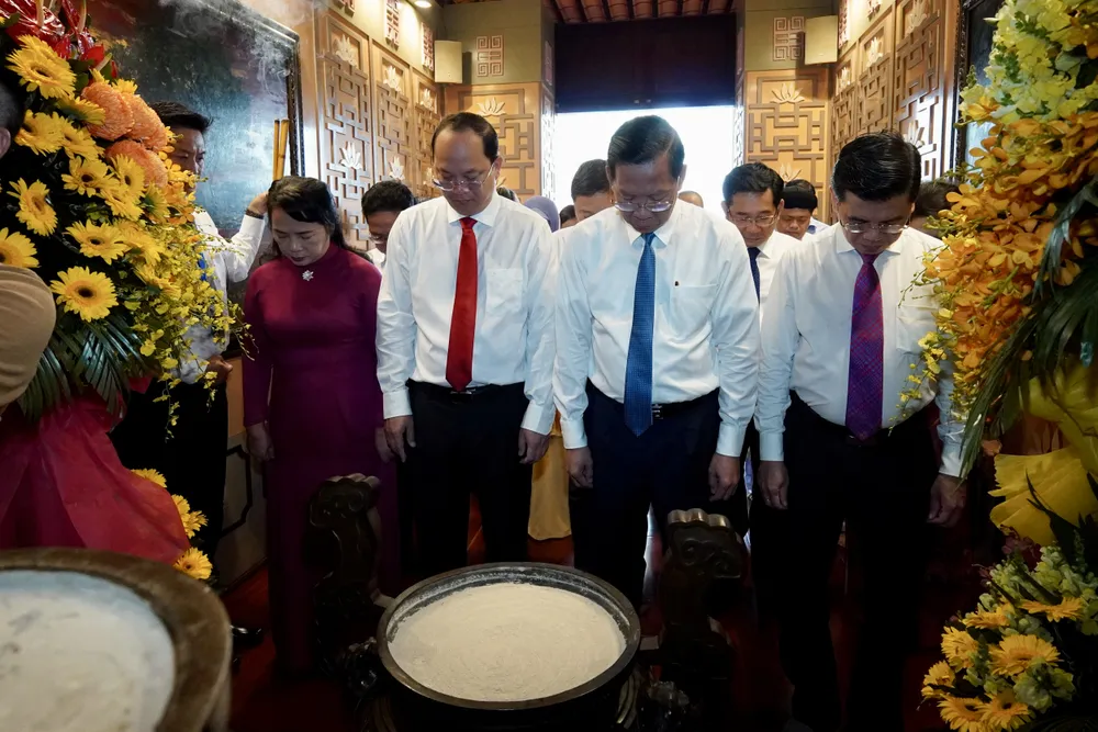 Sau đó, đoàn đại biểu dâng hoa, dâng hương, dành phút mặc niệm tưởng nhớ Chủ tịch Tôn Đức Thắng. Ảnh: HOÀNG HÙNG