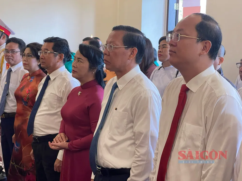 Chủ tịch UBND TPHCM cùng các đồng chí trong đoàn đã đến dâng hoa, dâng hương tưởng nhớ Chủ tịch Hồ Chí Minh. Ảnh: HOÀNG HÙNG