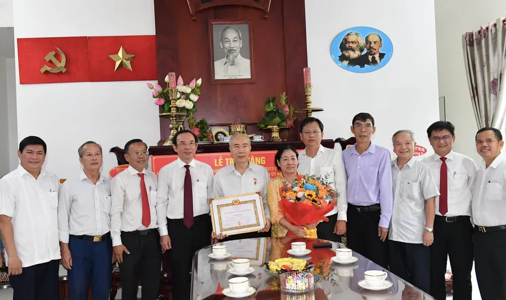 Bí thư Thành ủy TPHCM Nguyễn Văn Nên trao Huy hiệu 55 năm tuổi Đảng cho đồng chí Huỳnh Đảm. Ảnh: VIỆT DŨNG