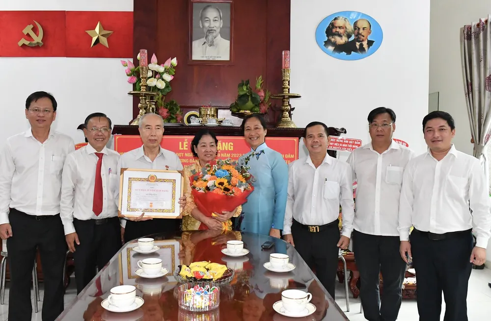 Bí thư Thành ủy TP Thủ Đức Nguyễn Hữu Hiệp tặng hoa chúc mừng đồng chí Huỳnh Đảm. Ảnh: VIỆT DŨNG