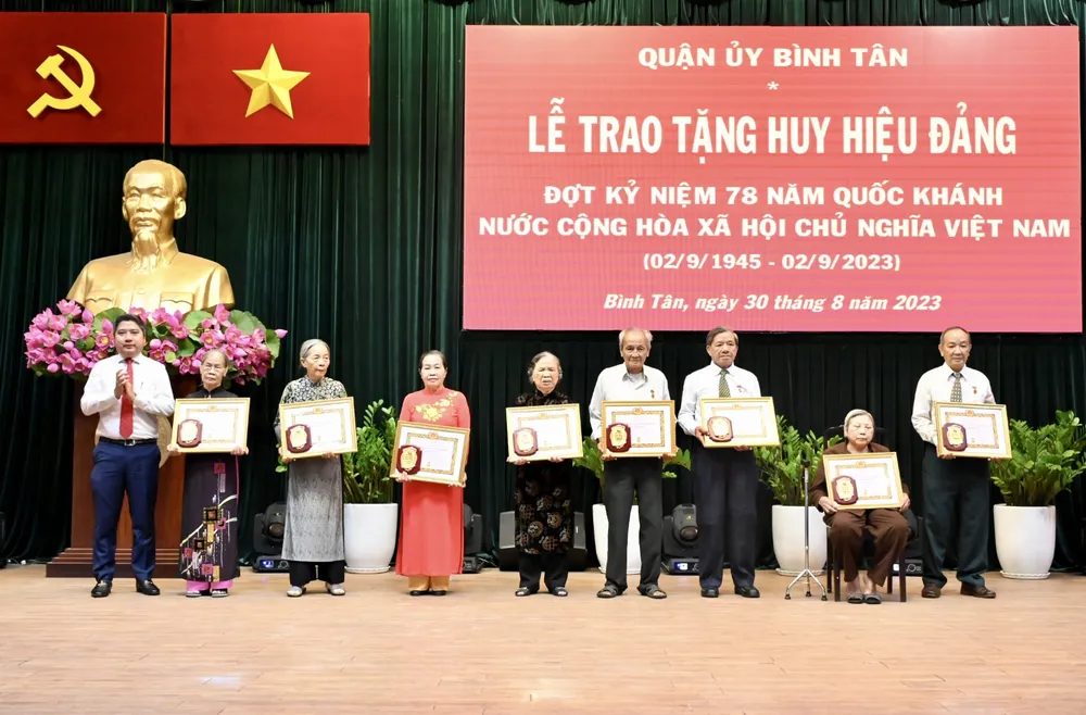 Phó Bí thư Thường trực Quận ủy quận Bình Tân Nguyễn Việt Quế Sơn trao Huy hiệu Đảng. Ảnh: VĂN MINH