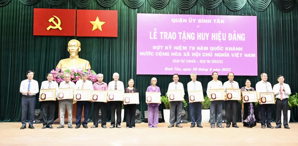 Lãnh đạo quận Bình Tân trao Huy hiệu Đảng cho các đồng chí đảng viên cao tuổi Đảng. Ảnh: VĂN MINH