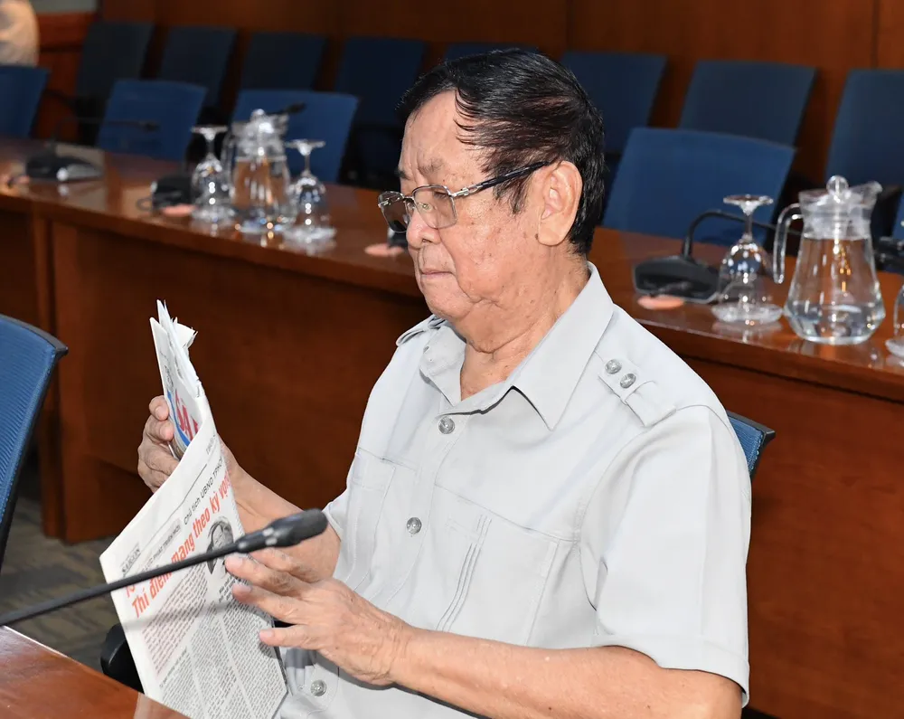 Trung tướng Lưu Phước Lượng đến dự tọa đàm. Ảnh: VIỆT DŨNG