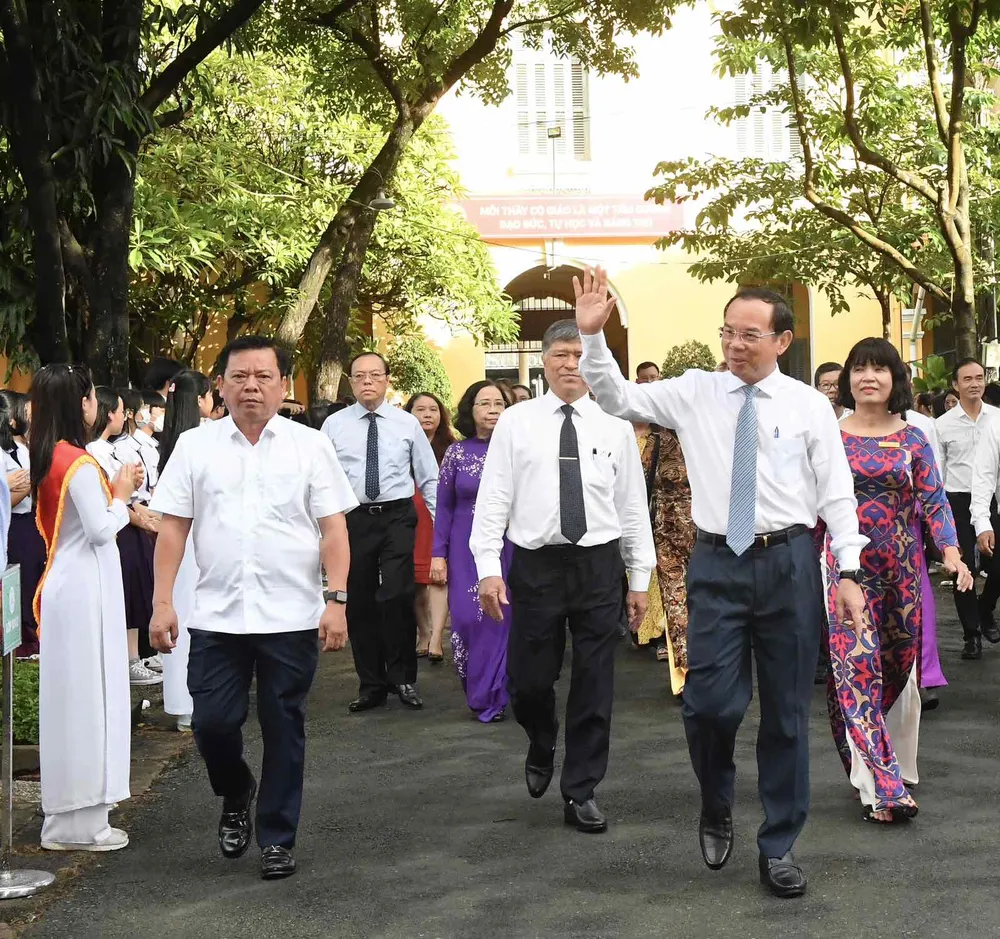 Bí thư Thành ủy TPHCM Nguyễn Văn Nên dự khai giảng năm học 2023-2024 tại Trường THPT Nguyễn Thị Minh Khai. Ảnh: VIỆT DŨNG