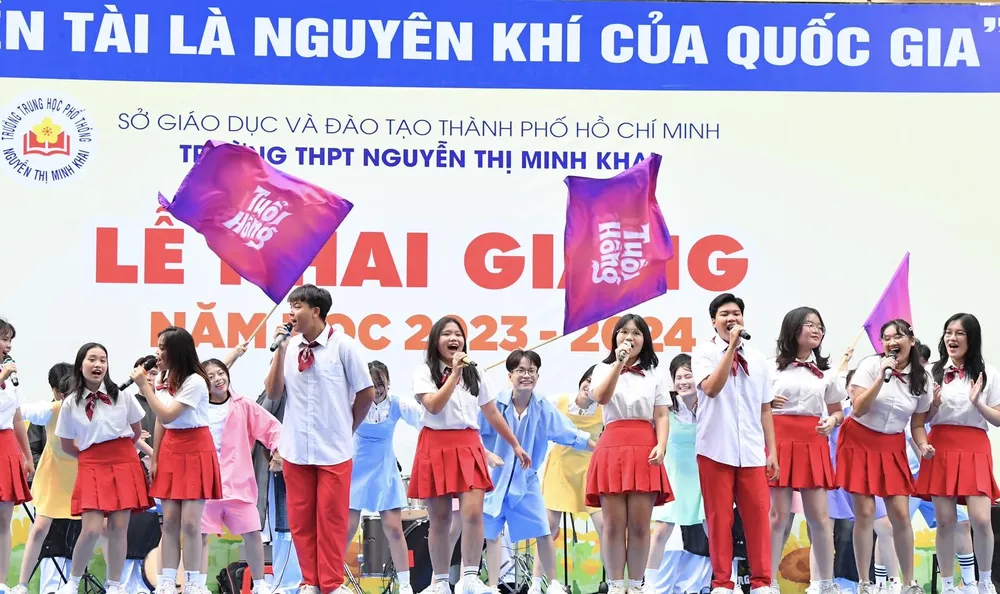 Học sinh biểu diễn các tiết mục văn nghệ. Ảnh: VIỆT DŨNG