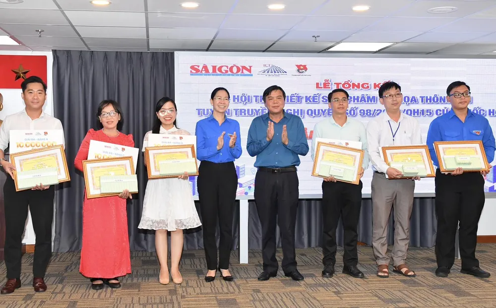 Bí thư Thành đoàn TPHCM Phan Thị Thanh Phương và Tổng Biên tập Báo SGGP Tăng Hữu Phong trao giấy khen cho các tác giả đoạt giải. Ảnh: VIỆT DŨNG