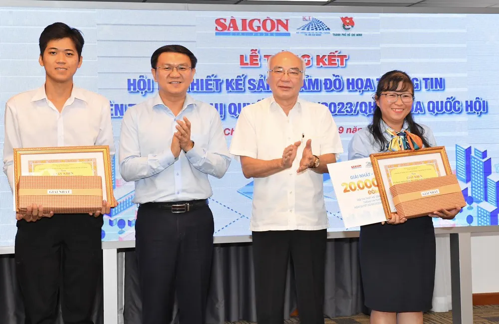 Trưởng Ban Tuyên giáo Thành ủy TPHCM Phan Nguyễn Như Khuê và Giám đốc Sở TT-TT TPHCM Lâm Đình Thắng trao Giấy khen cho các tác giả đoạt giải. Ảnh: VIỆT DŨNG