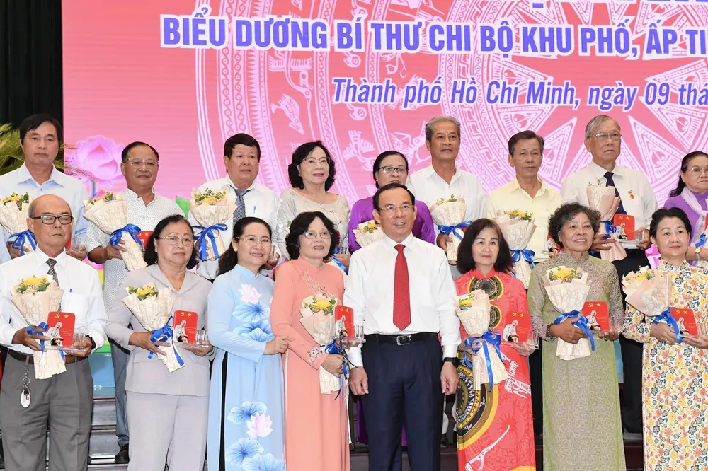 Bí thư Thành ủy TPHCM Nguyễn Văn Nên và Chủ tịch HĐND TPHCM Nguyễn Thị Lệ trao biểu trưng và hoa đến các đồng chí Bí thư Chi bộ khu phố, ấp. Ảnh: VIỆT DŨNG Bí thư Thành ủy TPHCM Nguyễn Văn Nên và Chủ tịch HĐND TPHCM Nguyễn Thị Lệ trao biểu trưng và hoa đến các đồng chí Bí thư Chi bộ khu phố, ấp. Ảnh: VIỆT DŨNG