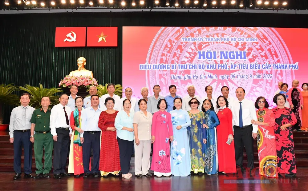 Chủ tịch HĐND TPHCM Nguyễn Thị Lệ, Phó Bí thư Thành ủy TPHCM Nguyễn Hồ Hải cùng các đồng chí Bí thư Chi bộ khu phố, ấp tiêu biểu cấp thành phố đến dự hội nghị. Ảnh: VIỆT DŨNG