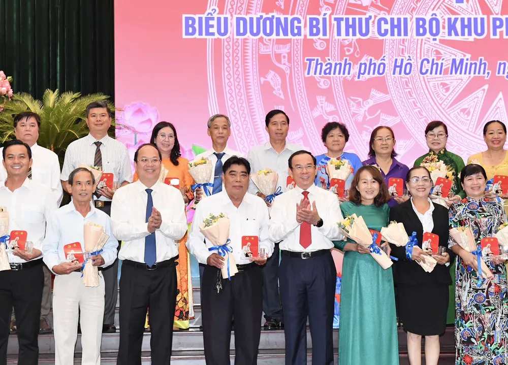 Bí thư Thành ủy TPHCM Nguyễn Văn Nên và Phó Bí thư Thành ủy TPHCM Nguyễn Hồ Hải trao biểu trưng và hoa đến các đồng chí Bí thư Chi bộ khu phố, ấp. Ảnh: VIỆT DŨNG Bí thư Thành ủy TPHCM Nguyễn Văn Nên và Phó Bí thư Thành ủy TPHCM Nguyễn Hồ Hải trao biểu trưng và hoa đến các đồng chí Bí thư Chi bộ khu phố, ấp. Ảnh: VIỆT DŨNG