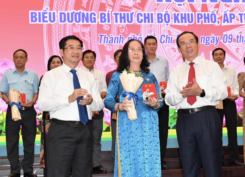 Bí thư Thành ủy TPHCM Nguyễn Văn Nên và Chủ nhiệm Ủy ban Kiểm tra Thành ủy TPHCM Dương Ngọc Hải trao biểu trưng và hoa. Ảnh: VIỆT DŨNG Bí thư Thành ủy TPHCM Nguyễn Văn Nên và Chủ nhiệm Ủy ban Kiểm tra Thành ủy TPHCM Dương Ngọc Hải trao biểu trưng và hoa. Ảnh: VIỆT DŨNG
