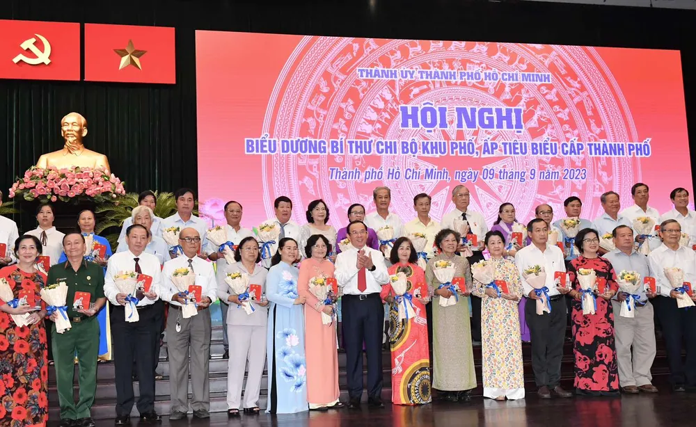 Bí thư Thành ủy TPHCM Nguyễn Văn Nên trao biểu trưng và hoa đến các đồng chí Bí thư Chi bộ khu phố, ấp. Ảnh: VIỆT DŨNG Bí thư Thành ủy TPHCM Nguyễn Văn Nên trao biểu trưng và hoa đến các đồng chí Bí thư Chi bộ khu phố, ấp. Ảnh: VIỆT DŨNG