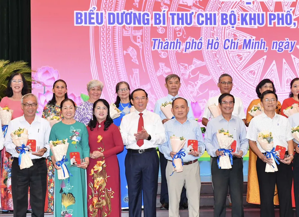 Bí thư Thành ủy TPHCM Nguyễn Văn Nên và Chủ tịch Ủy ban MTTQ Việt Nam TPHCM Trần Kim Yến trao biểu trưng và hoa đến các đồng chí Bí thư Chi bộ khu phố, ấp. Ảnh: VIỆT DŨNG Bí thư Thành ủy TPHCM Nguyễn Văn Nên và Chủ tịch Ủy ban MTTQ Việt Nam TPHCM Trần Kim Yến trao biểu trưng và hoa đến các đồng chí Bí thư Chi bộ khu phố, ấp. Ảnh: VIỆT DŨNG