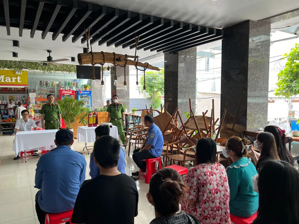 Công an quận Bình Tân tổ chức tuyên truyền về PCCC tại chung cư Huy Hưng 2 (phường Bình Trị Đông B), ngày 16-9. Ảnh: MINH NGUYÊN Công an quận Bình Tân tổ chức tuyên truyền về PCCC tại chung cư Huy Hưng 2 (phường Bình Trị Đông B), ngày 16-9. Ảnh: MINH NGUYÊN