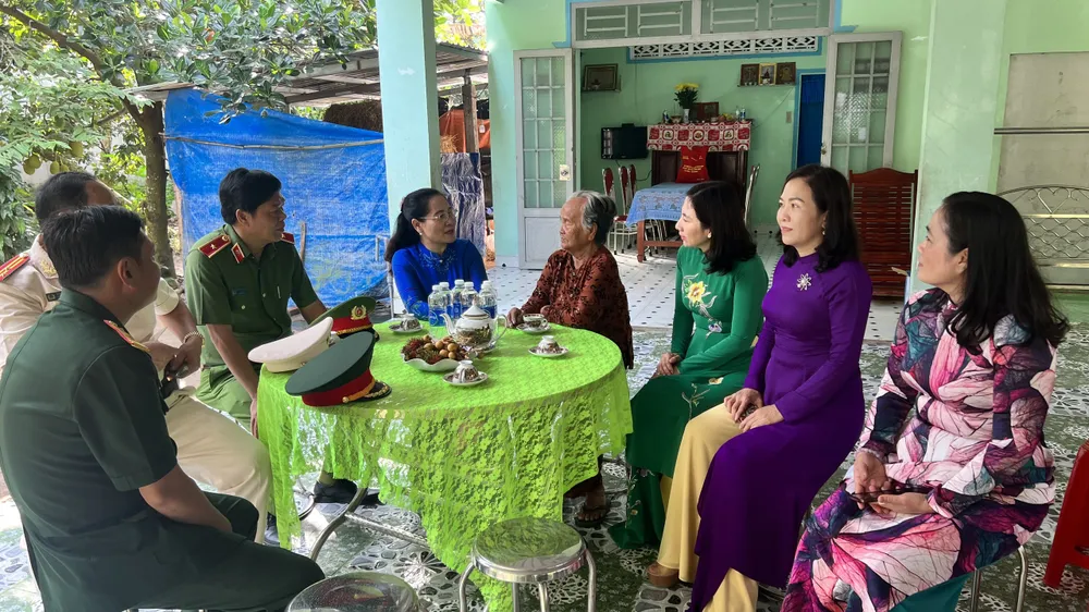 Phó Bí thư Thành ủy, Chủ tịch HĐND TPHCM Nguyễn Thị Lệ thăm hỏi Mẹ Việt Nam Anh hùng Đỗ Thị Xang. Ảnh: A.BẢO