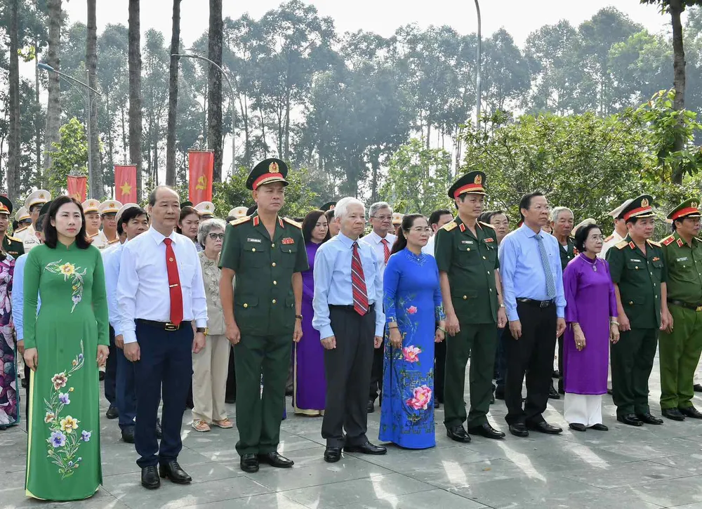 Đoàn đại biểu dâng hương, dâng hoa tại Nghĩa trang Liệt sĩ huyện Củ Chi. Ảnh: VIỆT DŨNG