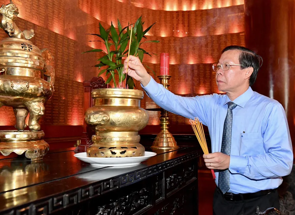 Chủ UBND TPHCM Phan Văn Mãi dâng nén hương thơm tưởng nhớ các anh hùng liệt sĩ. Ảnh: VIỆT DŨNG