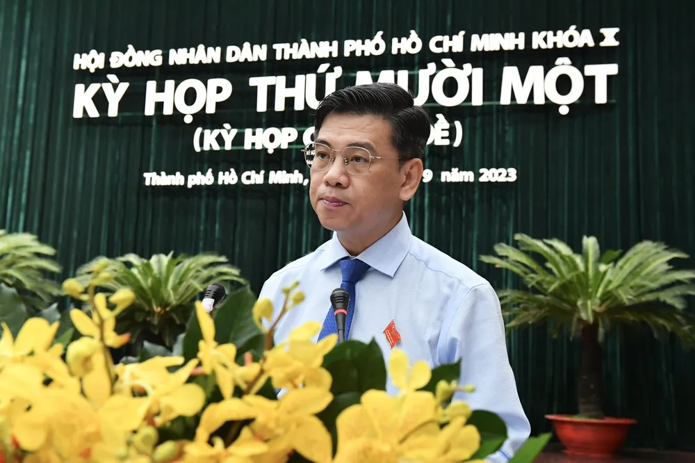 Phó Chủ tịch HĐND TPHCM Nguyễn Văn Dũng trình bày báo cáo tại hội nghị. Ảnh: VIỆT DŨNG