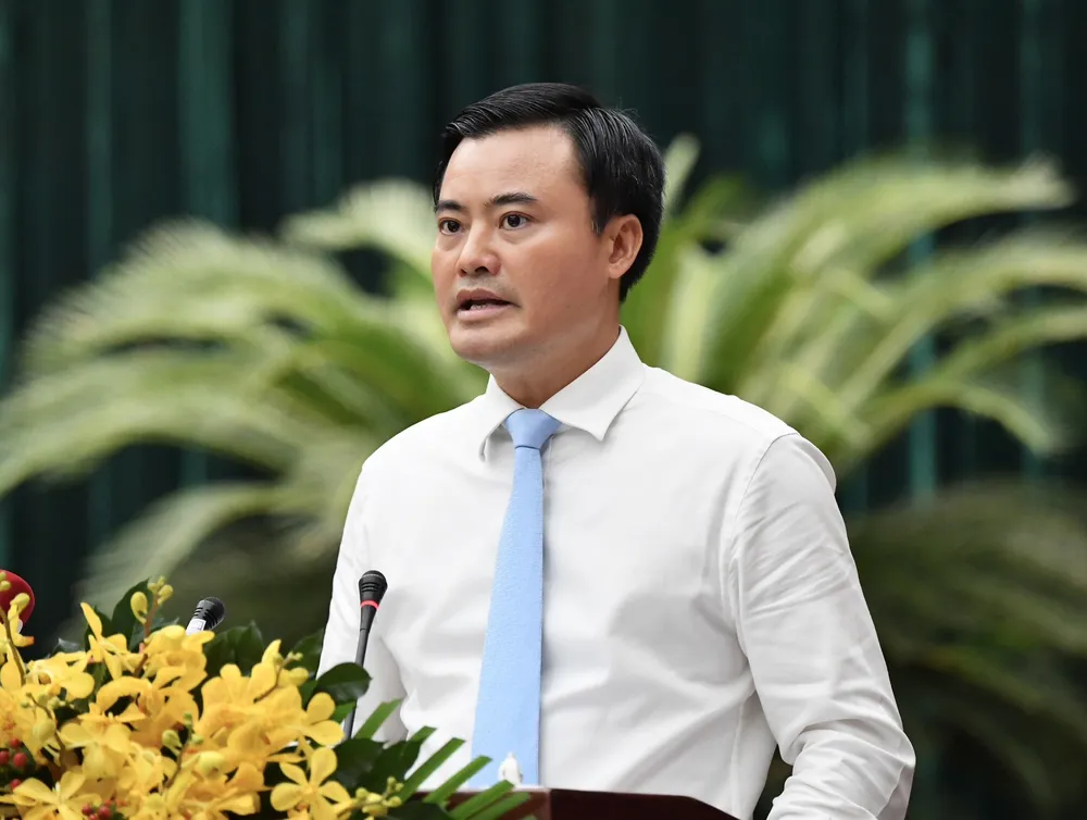 Phó Chủ tịch UBND TPHCM Bùi Xuân Cường trình bày tờ trình về việc thành lập Sở An toàn thực phẩm TPHCM. Ảnh: VIỆT DŨNG Phó Chủ tịch UBND TPHCM Bùi Xuân Cường trình bày tờ trình về việc thành lập Sở An toàn thực phẩm TPHCM. Ảnh: VIỆT DŨNG