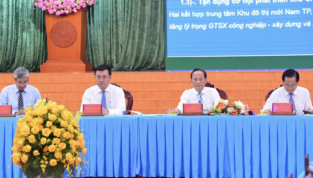 UBND huyện Bình Chánh phối hợp Viện Nghiên cứu Phát triển TPHCM tổ chức hội thảo "Đề án đầu tư xây dựng huyện Bình Chánh thành quận hoặc thành phố thuộc TPHCM, giai đoạn 2021-2030”. Ảnh: VIỆT DŨNG