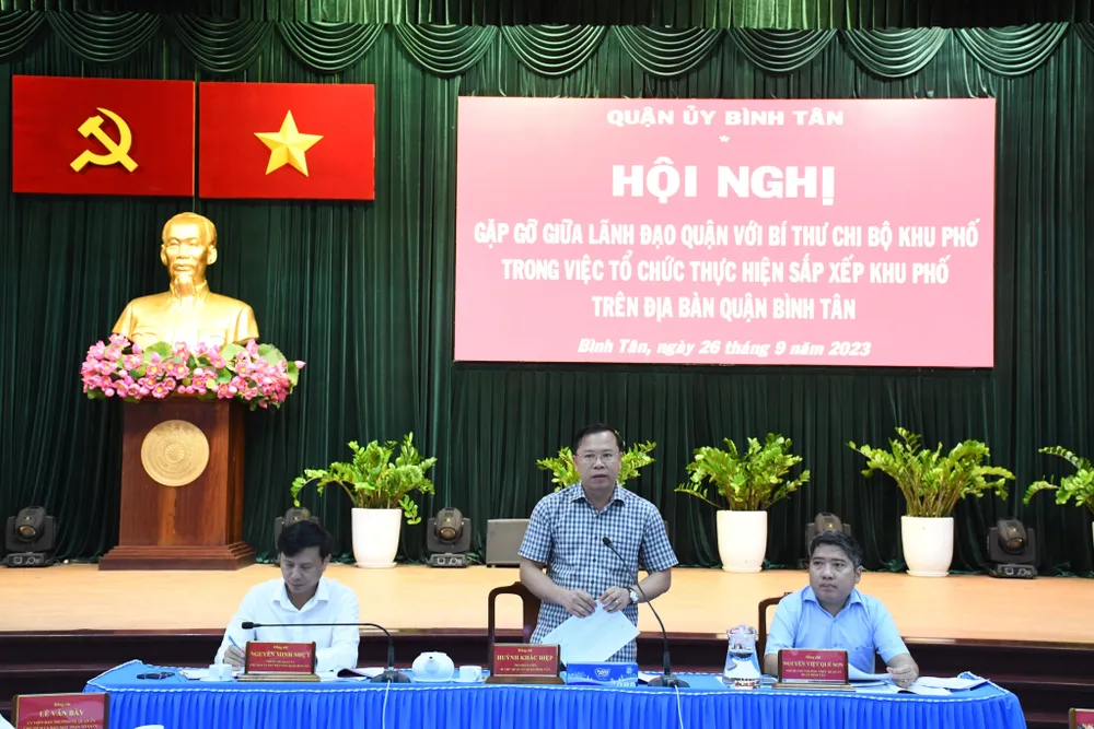 Bí thư Quận ủy quận Bình Tân Huỳnh Khắc Điệp trao đổi với các đại biểu tại hội nghị. Ảnh: LÊ AN