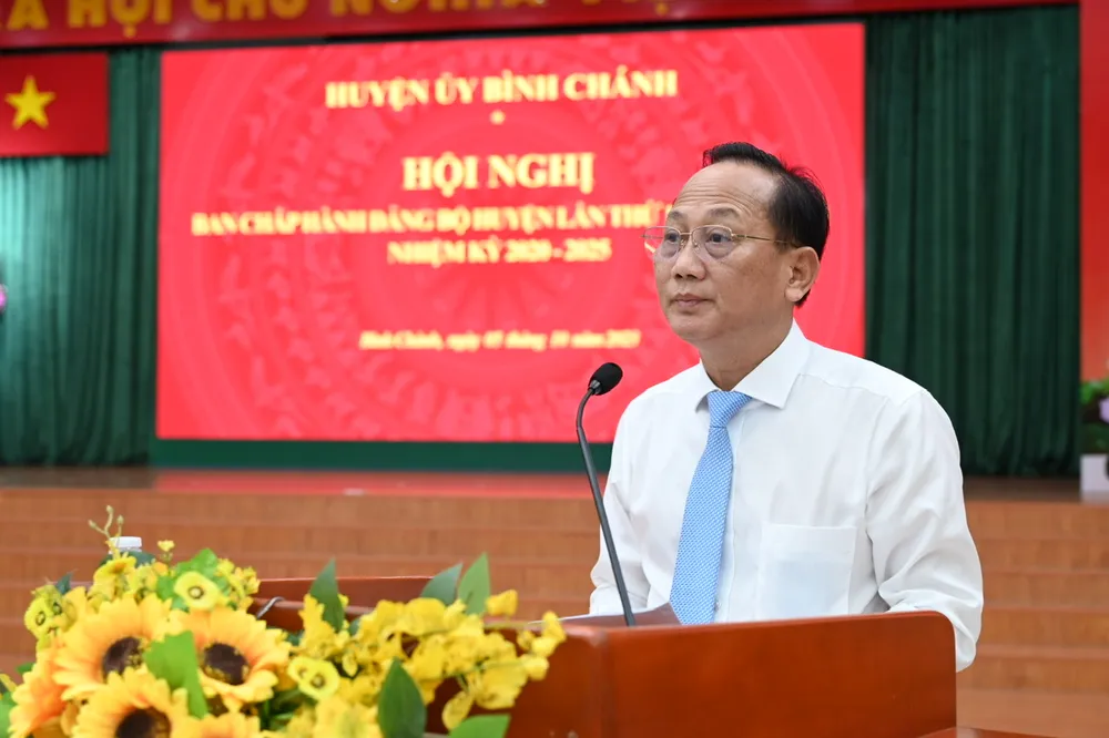 Bí thư Huyện ủy huyện Bình Chánh Trần Văn Nam phát biểu tại hội nghị. Ảnh: VĂN MINH